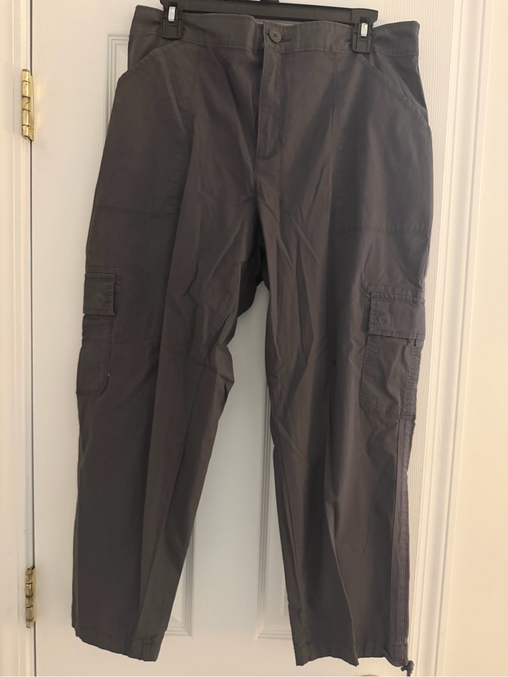 Women's Ankle Cargo Pants in Dark Gray